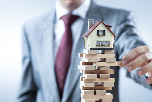 Mann baut Turm - Risiken bei offenen Immobilienfonds